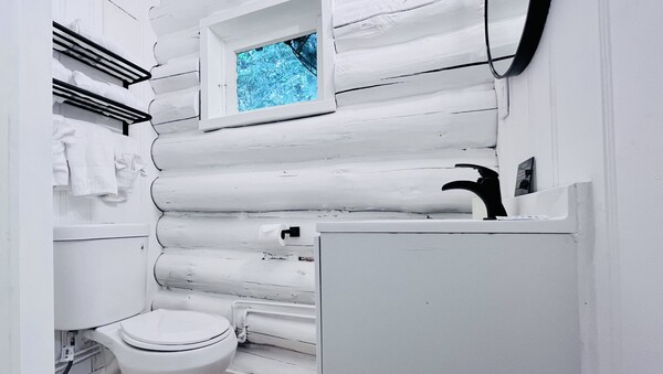 One Queen Kitchen, Cabin - Northside Photo 7