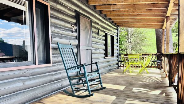 One Queen Kitchen, Cabin - Northside Photo 6